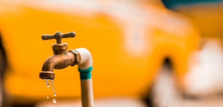 photo of gray faucet